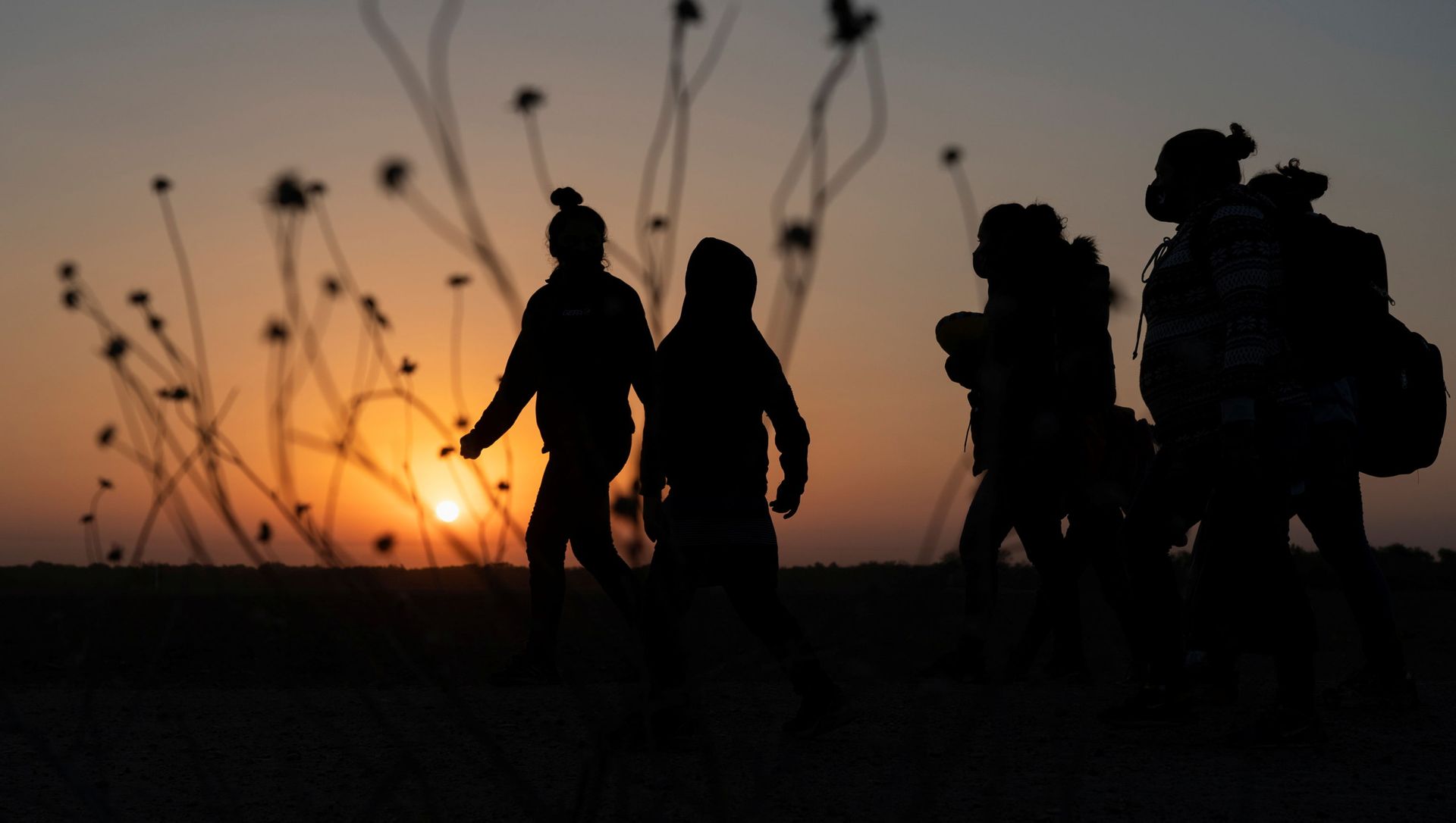 Asylum-seeking migrants' families walk towards the border wall after crossing the Rio Grande river into the United States from Mexico, in Penitas, Texas, U.S., March 26, 2021. Asylum-seeking migrants' families walk towards the border wall after crossing the Rio Grande river into the United States from Mexico, in Penitas, Texas, U.S., March 26, 2021. - Sputnik International, 1920, 29.03.2021