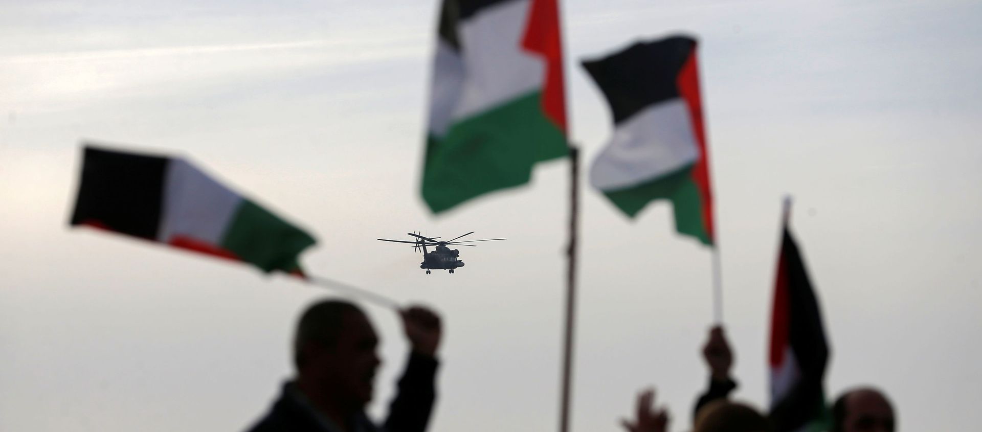 Demonstrators hold Palestinian flags as an aircraft carrying Israeli Prime Minister Benjamin approaches to land near the heritage site of ancient Susya, during a protest against Netanyahu's visit to the site, in Susya village in the Israeli-occupied West Bank March 14, 2021. Demonstrators hold Palestinian flags as an aircraft carrying Israeli Prime Minister Benjamin approaches to land near the heritage site of ancient Susya, during a protest against Netanyahu's visit to the site, in Susya village in the Israeli-occupied West Bank March 14, 2021. - Sputnik International, 1920, 21.05.2021