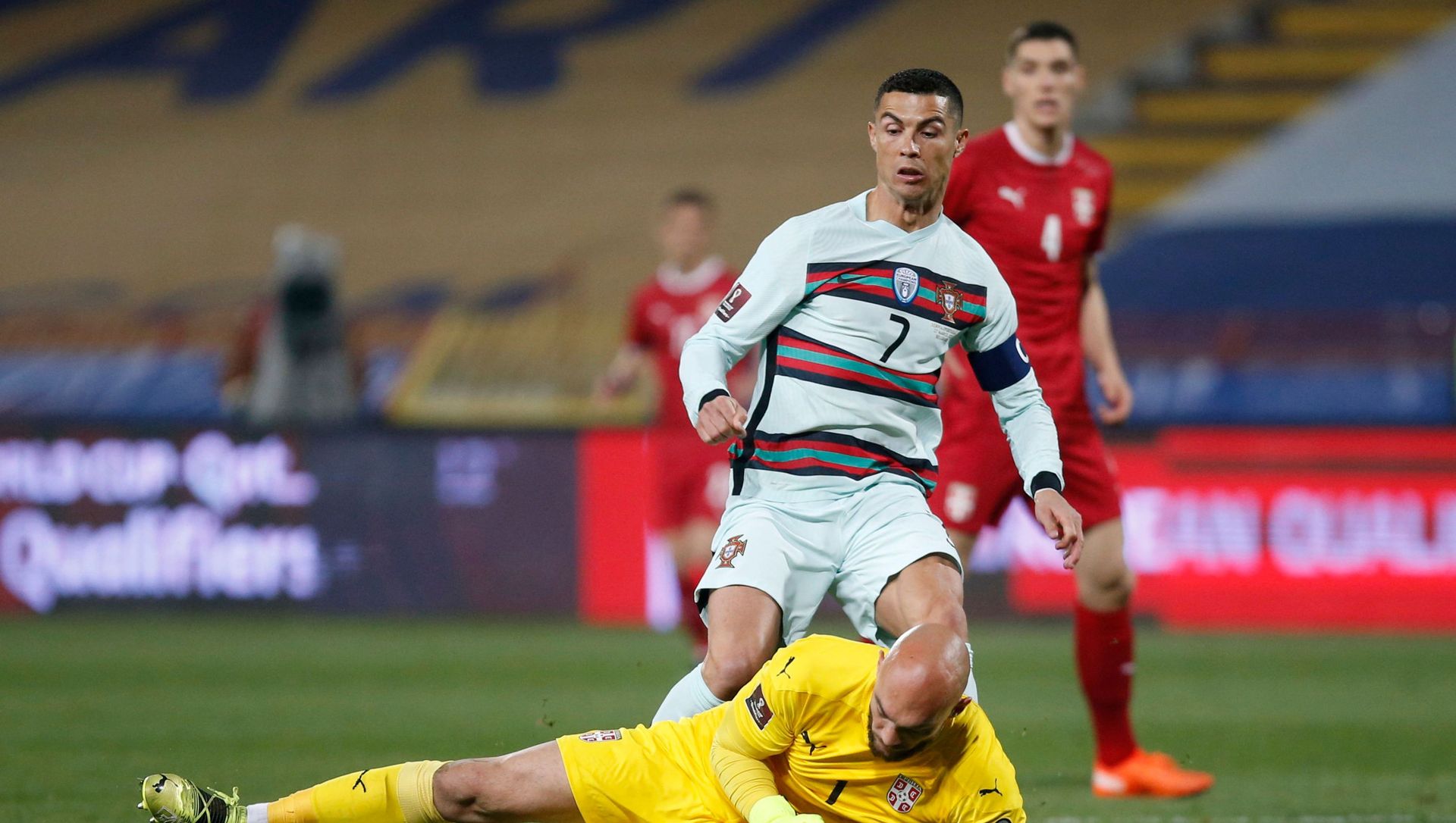 Portugal's Cristiano Ronaldo in action with Serbia's Marko Dmitrovic Portugal's Cristiano Ronaldo in action with Serbia's Marko Dmitrovic - Sputnik International, 1920, 29.03.2021