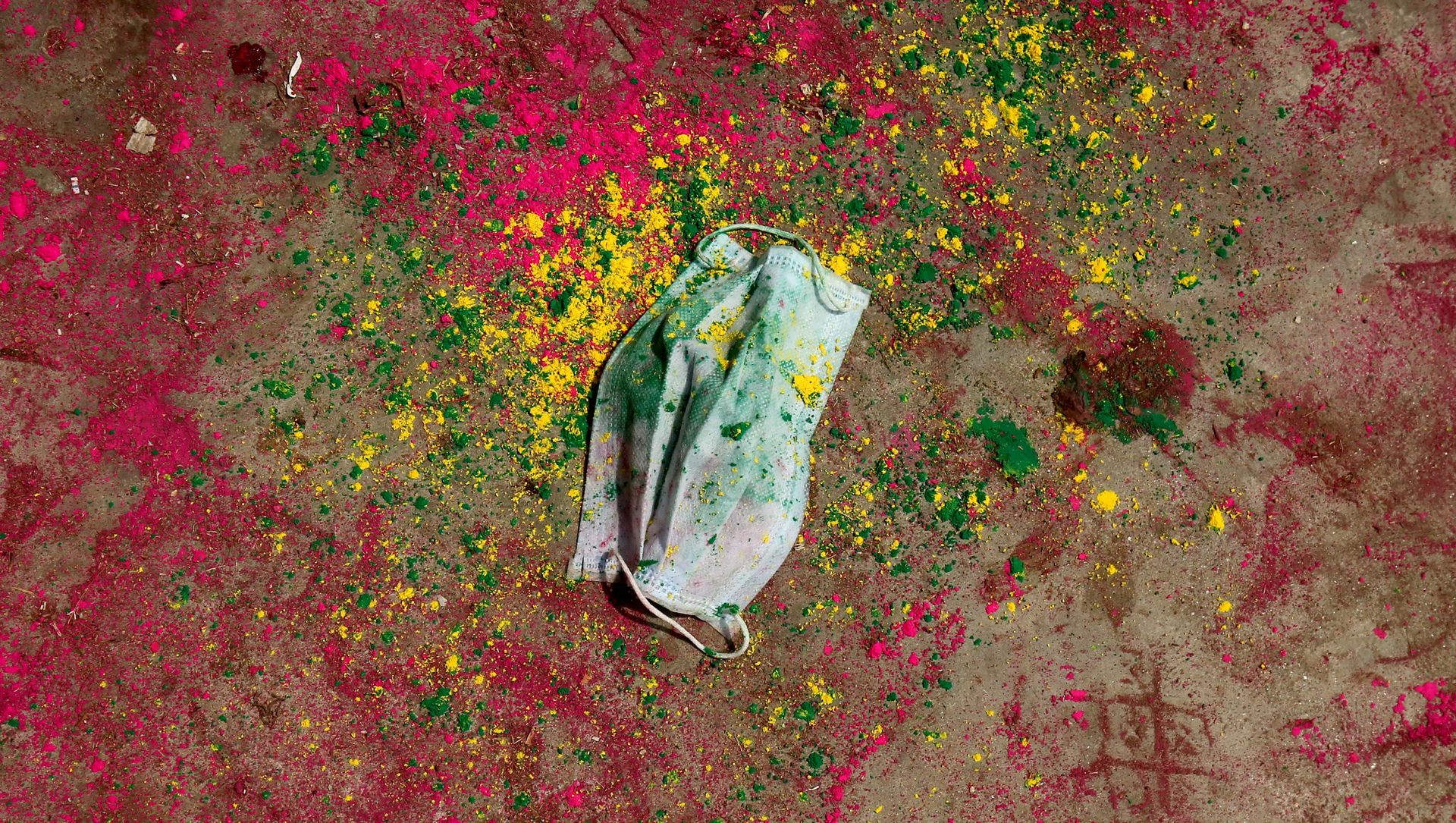 A face mask lies on a road covered with colour powder during Holi celebrations, amidst the spread of the coronavirus disease (COVID-19), in Chennai, India, March 29, 2021. A face mask lies on a road covered with colour powder during Holi celebrations, amidst the spread of the coronavirus disease (COVID-19), in Chennai, India, March 29, 2021. - Sputnik International, 1920, 29.03.2021