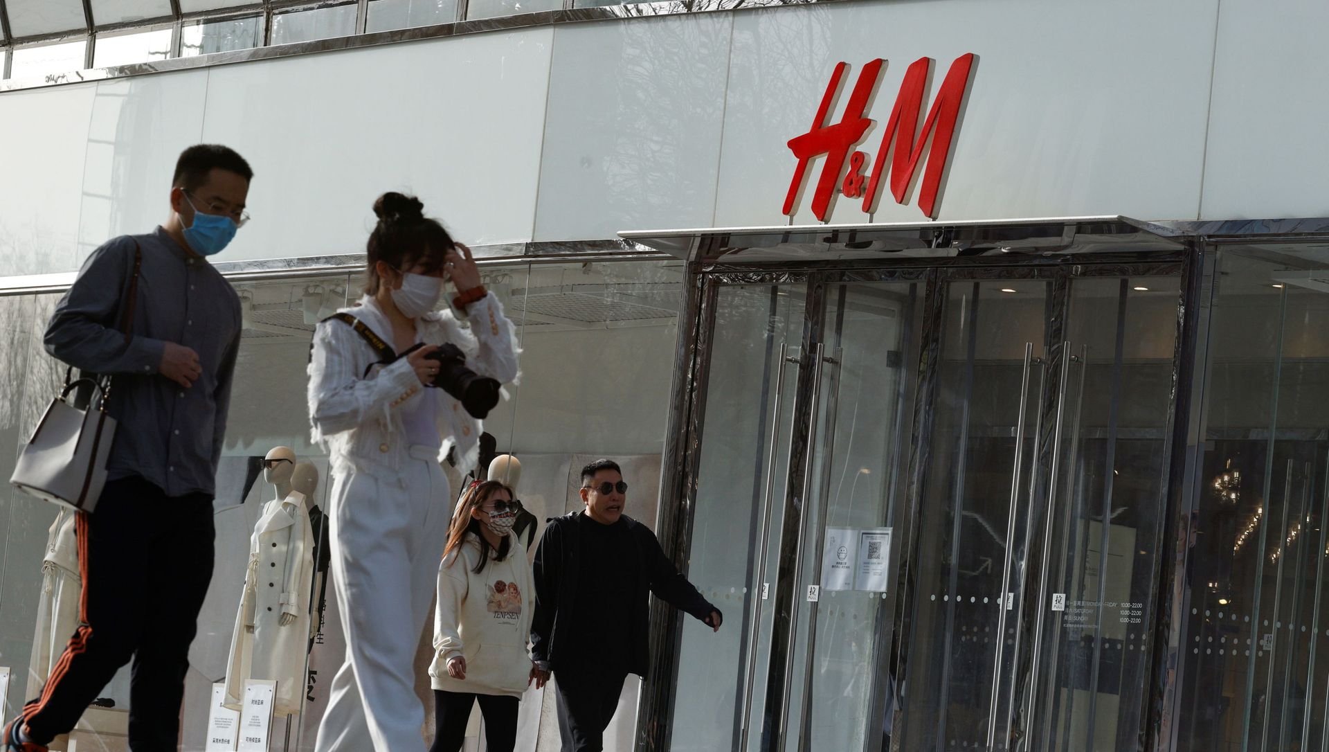 People walk past an H&M store in a shopping area in Beijing, China, 28 March 2021 People walk past an H&M store in a shopping area in Beijing, China, 28 March 2021 - Sputnik International, 1920, 29.03.2021