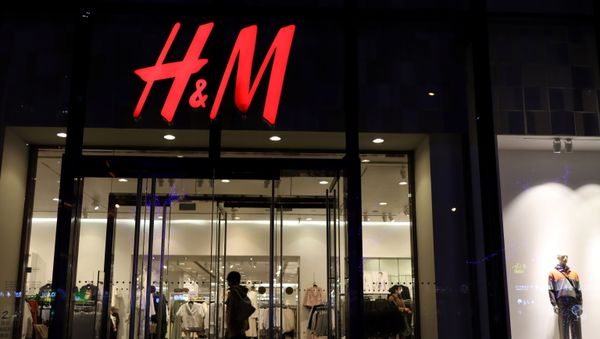 A woman enters a store of the Swedish fashion retailer H&M at a shopping mall in Beijing, China March 24, 2021 - Sputnik International