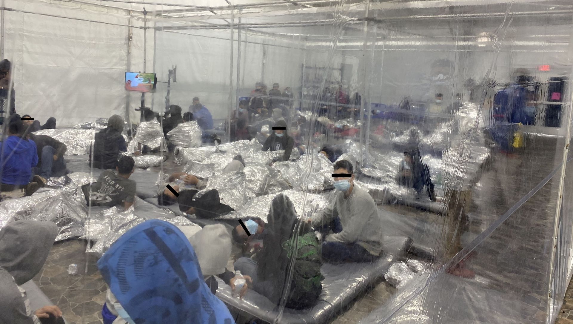 Migrants crowd a room with walls of plastic sheeting at the U.S. Customs and Border Protection temporary processing center in Donna, Texas, U.S. in a recent photograph released March 22, 2021 Migrants crowd a room with walls of plastic sheeting at the U.S. Customs and Border Protection temporary processing center in Donna, Texas, U.S. in a recent photograph released March 22, 2021 - Sputnik International, 1920, 29.03.2021