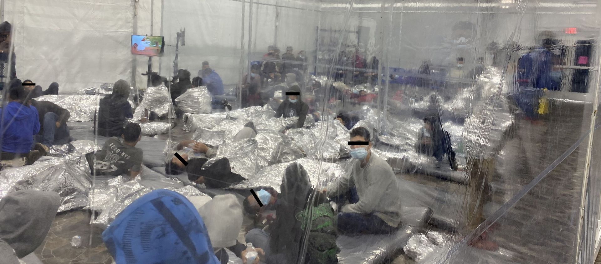 Migrants crowd a room with walls of plastic sheeting at the U.S. Customs and Border Protection temporary processing center in Donna, Texas, U.S. in a recent photograph released March 22, 2021 Migrants crowd a room with walls of plastic sheeting at the U.S. Customs and Border Protection temporary processing center in Donna, Texas, U.S. in a recent photograph released March 22, 2021 - Sputnik International, 1920, 29.03.2021