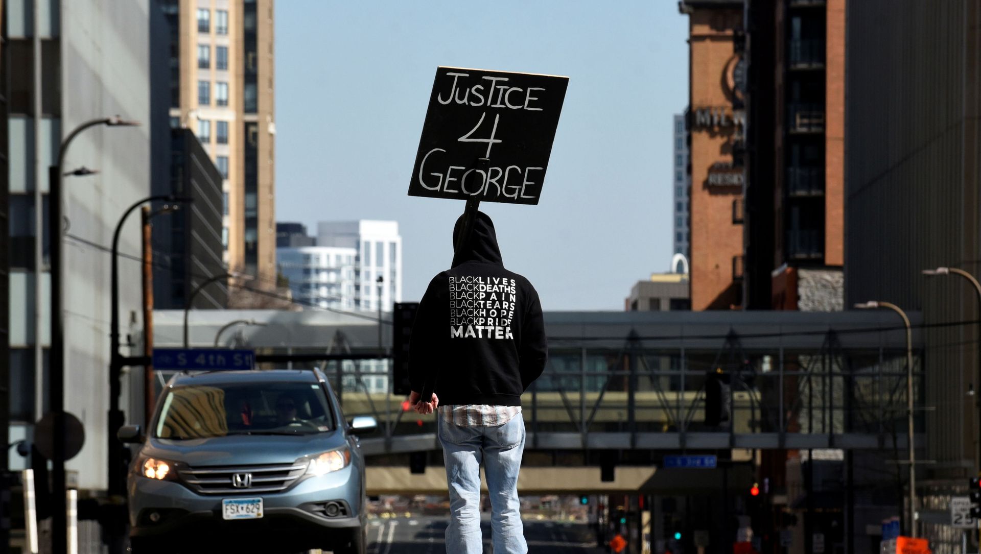 A demonstrator blocks traffic outside the Hennepin County Government Center during the first day of the trial of former police Derek Chauvin, who is facing murder charges in the death of George Floyd, in Minneapolis, Minnesota, U.S., March 29, 2021. A demonstrator blocks traffic outside the Hennepin County Government Center during the first day of the trial of former police Derek Chauvin, who is facing murder charges in the death of George Floyd, in Minneapolis, Minnesota, U.S., March 29, 2021. - Sputnik International, 1920, 29.03.2021