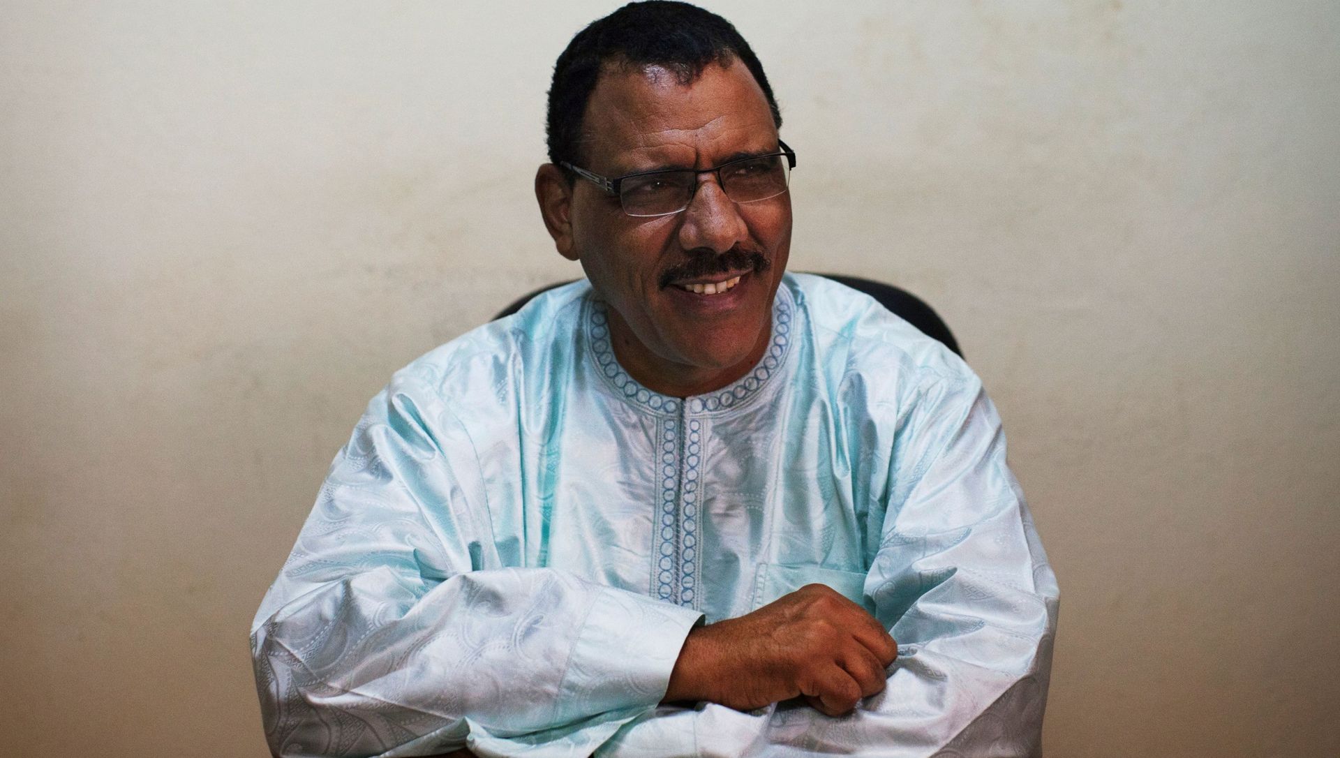 Niger's Foreign Minister Mohamed Bazoum sits at his desk at his political party headquarters in Niamey, September 14, 2013. Niger's Foreign Minister Mohamed Bazoum sits at his desk at his political party headquarters in Niamey, September 14, 2013. - Sputnik International, 1920, 29.03.2021