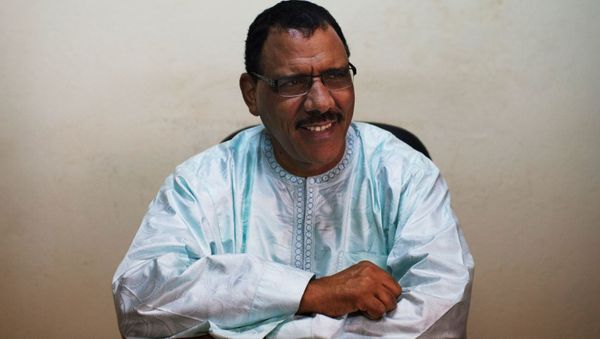 Niger's Foreign Minister Mohamed Bazoum sits at his desk at his political party headquarters in Niamey, September 14, 2013. - Sputnik International