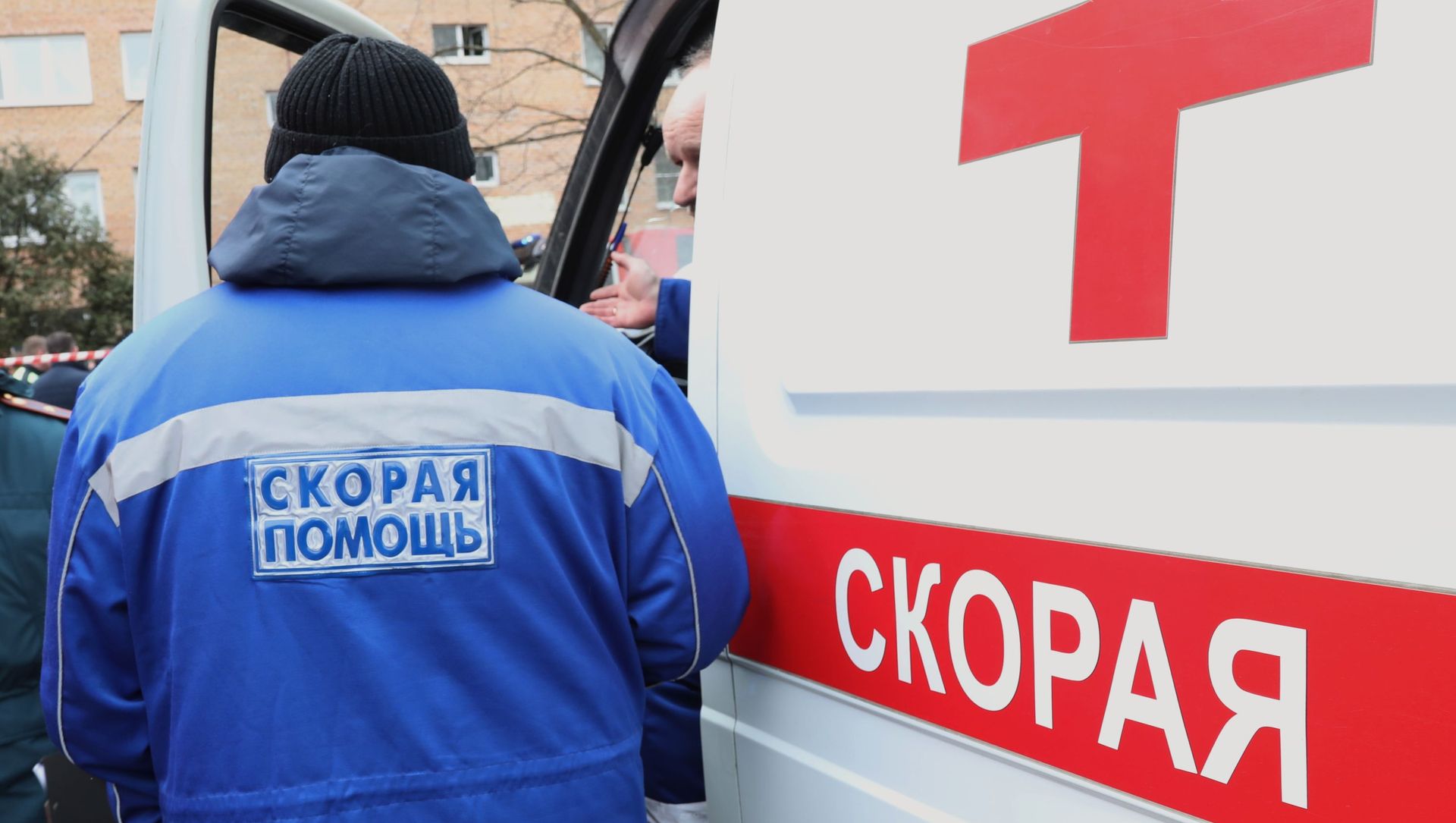 Ambulance workers at a residential building on Zelenaya Street in Khimki, damaged by an explosion. Ambulance workers at a residential building on Zelenaya Street in Khimki, damaged by an explosion. - Sputnik International, 1920, 29.03.2021