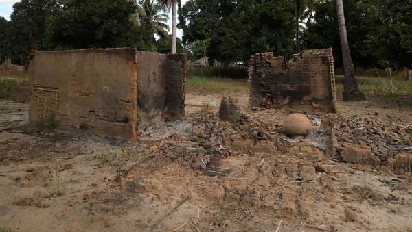 Burnt-out huts are seen at the scene of an armed attack in Chitolo village, Mozambique, July 10, 2018. Picture taken July 10, 2018.  - Sputnik International