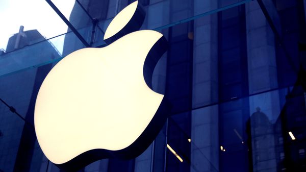 The Apple Inc logo is seen hanging at the entrance to the Apple store on 5th Avenue in Manhattan, New York, U.S., October 16, 2019. - Sputnik International