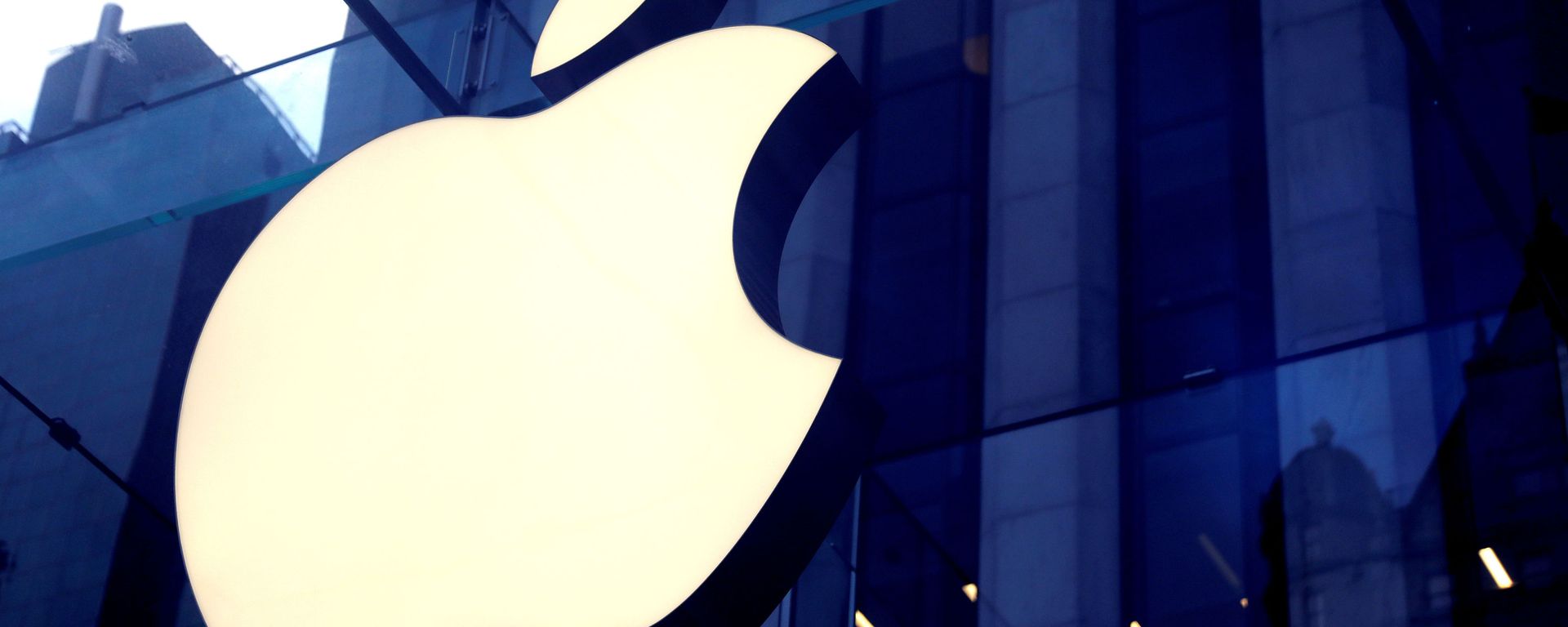 The Apple Inc logo is seen hanging at the entrance to the Apple store on 5th Avenue in Manhattan, New York, U.S., October 16, 2019. The Apple Inc logo is seen hanging at the entrance to the Apple store on 5th Avenue in Manhattan, New York, U.S., October 16, 2019. - Sputnik International, 1920, 08.04.2021