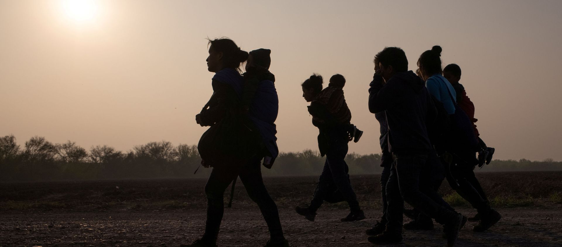 FILE PHOTO: Asylum-seeking mothers from Guatemala and Honduras carry their children after they crossed the Rio Grande river into the United States from Mexico on a raft, in Penitas, Texas, U.S., March 17, 2021. FILE PHOTO: Asylum-seeking mothers from Guatemala and Honduras carry their children after they crossed the Rio Grande river into the United States from Mexico on a raft, in Penitas, Texas, U.S., March 17, 2021. - Sputnik International, 1920, 30.03.2021