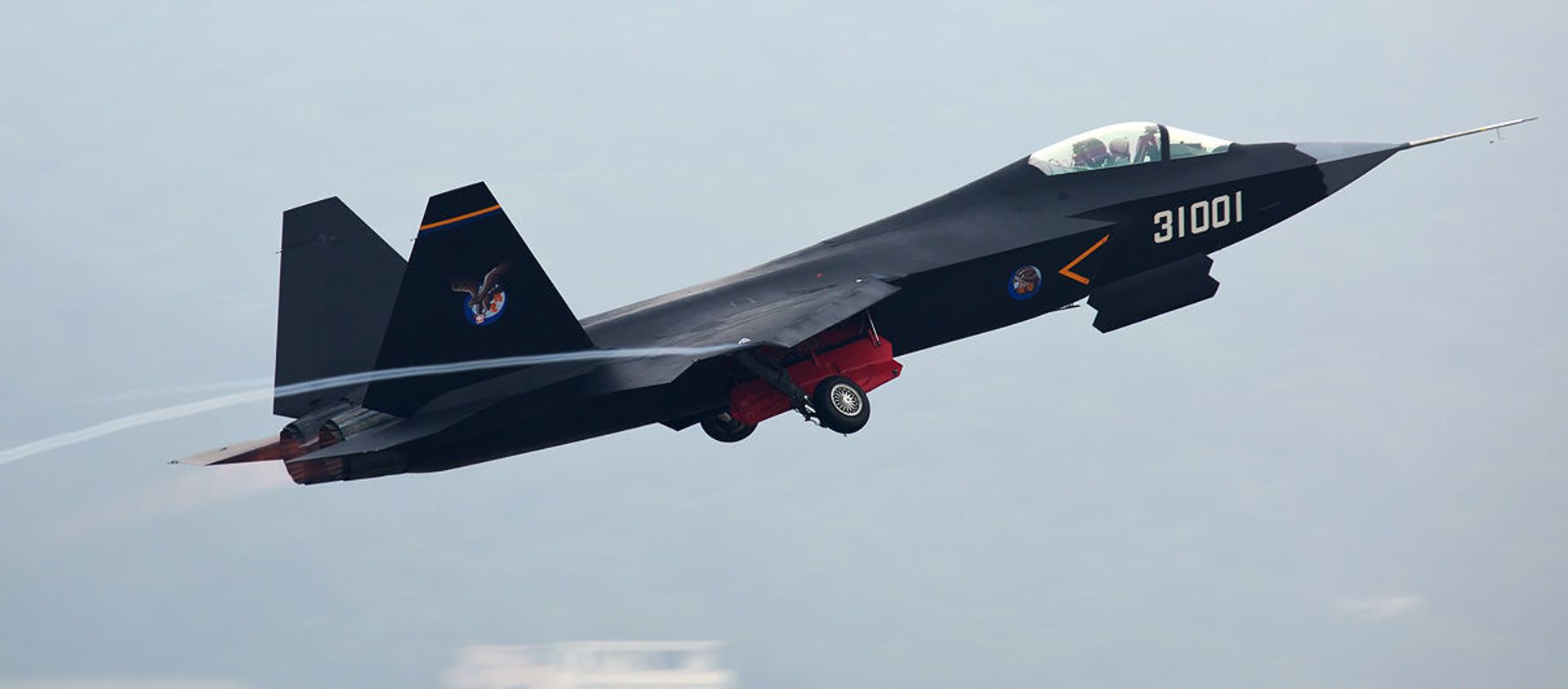Shenyang Aircraft Corporation's FC-31 Gyrfalcon stealth fighter prototype at the 2014 Zhuhai Air Show in China Shenyang Aircraft Corporation's FC-31 Gyrfalcon stealth fighter prototype at the 2014 Zhuhai Air Show in China - Sputnik International, 1920, 29.03.2021