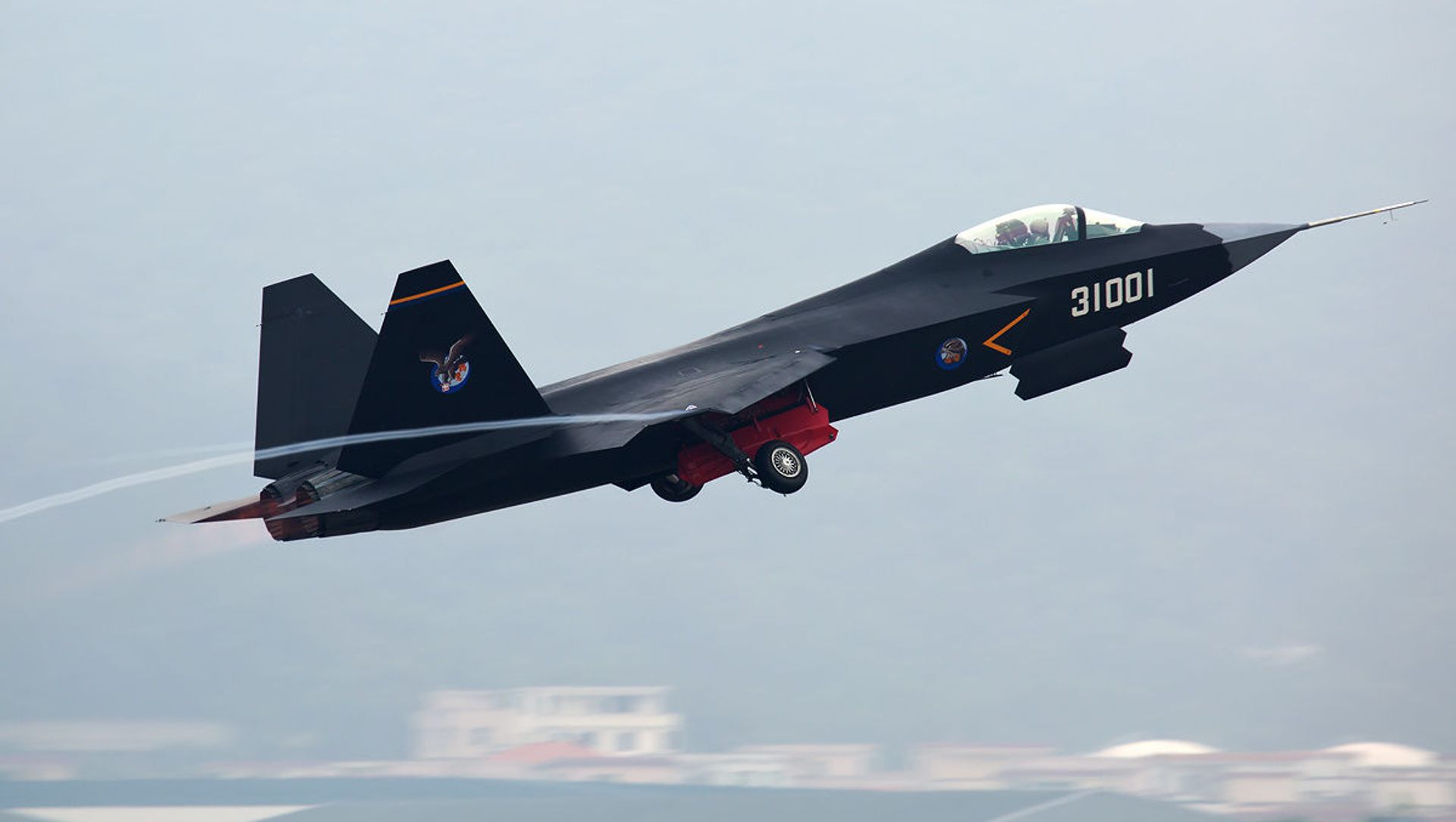 Shenyang Aircraft Corporation's FC-31 Gyrfalcon stealth fighter prototype at the 2014 Zhuhai Air Show in China Shenyang Aircraft Corporation's FC-31 Gyrfalcon stealth fighter prototype at the 2014 Zhuhai Air Show in China - Sputnik International, 1920, 29.03.2021