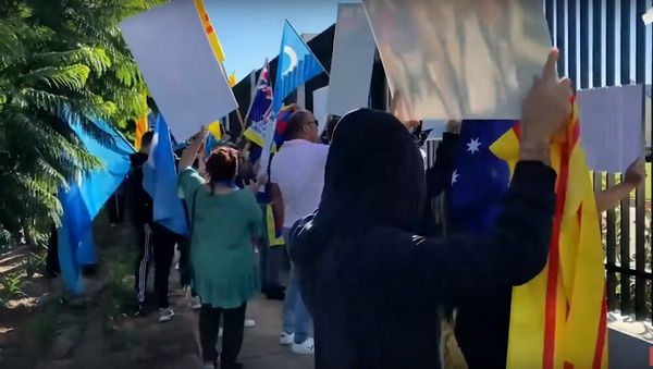   Hundreds protest at Chinese Consulate opening in Adelaide - Sputnik International