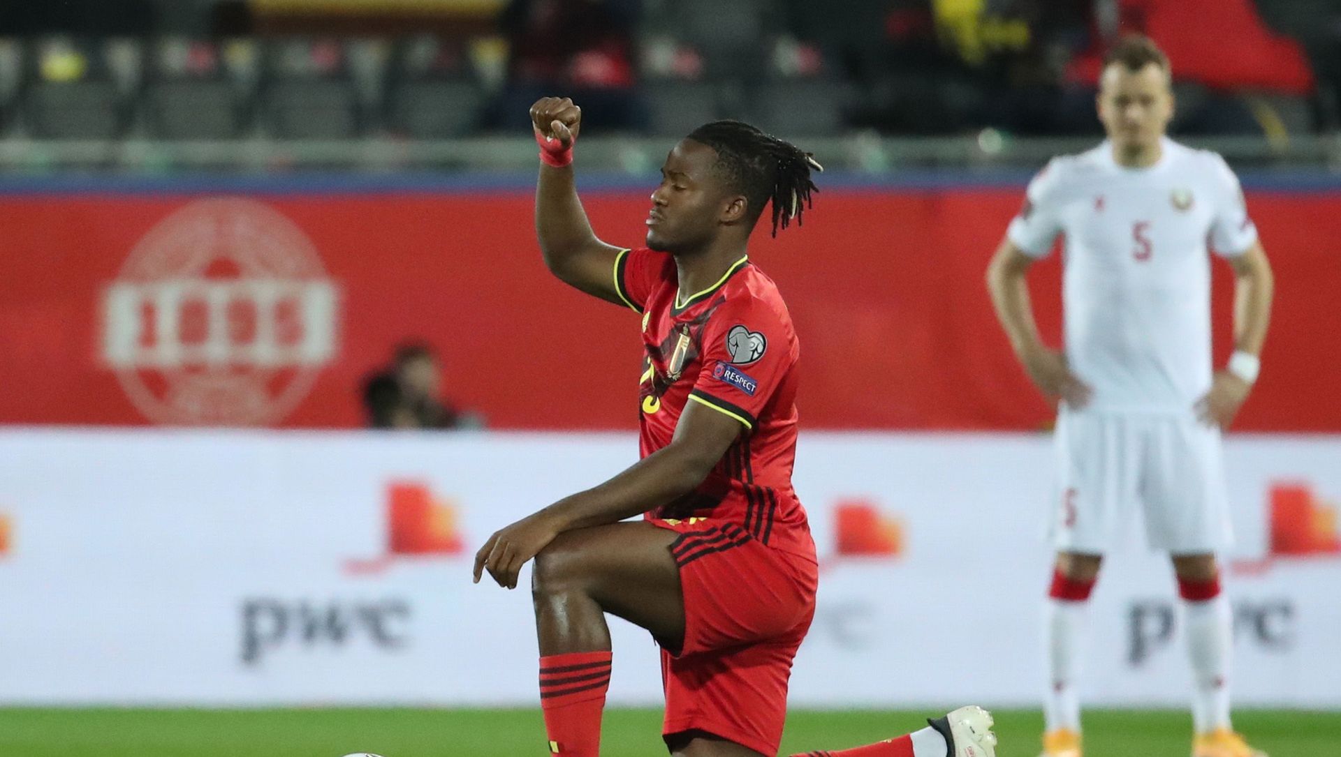 Belgium's Michy Batshuayi kneels in support of the Black Lives Matter campaign before the match Belgium's Michy Batshuayi kneels in support of the Black Lives Matter campaign before the match - Sputnik International, 1920, 30.03.2021