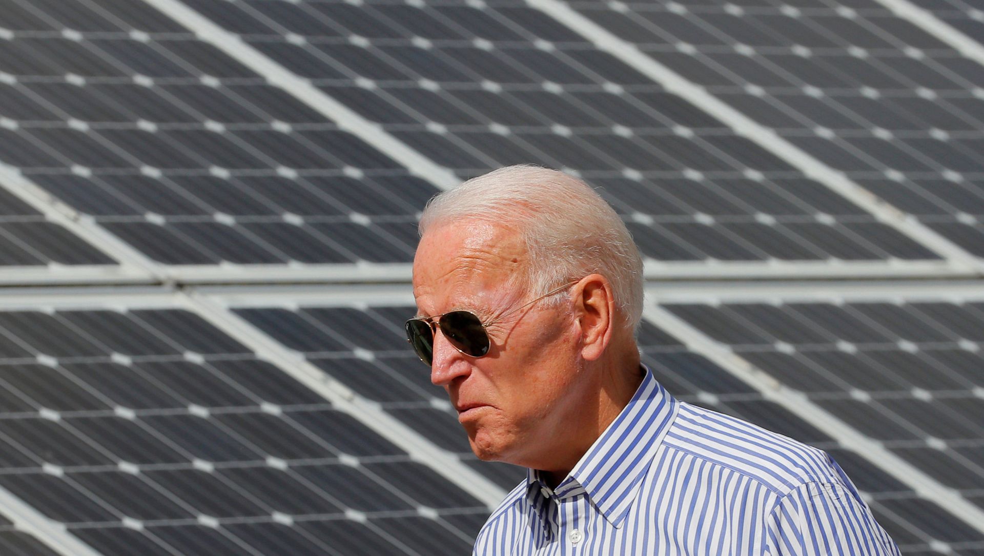 Democratic 2020 U.S. presidential candidate and former Vice President Joe Biden walks past solar panels while touring the Plymouth Area Renewable Energy Initiative in Plymouth, New Hampshire, U.S., June 4, 2019. Democratic 2020 U.S. presidential candidate and former Vice President Joe Biden walks past solar panels while touring the Plymouth Area Renewable Energy Initiative in Plymouth, New Hampshire, U.S., June 4, 2019. - Sputnik International, 1920, 30.03.2021
