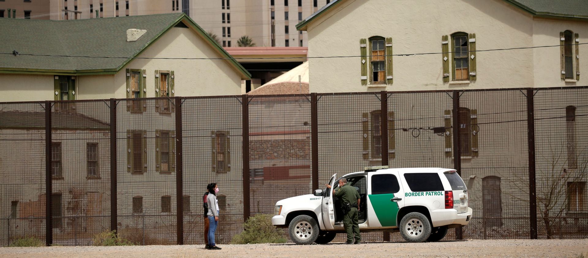 Migrants are detained by a U.S. Border Patrol agent after crossing the Rio Bravo river to turn themselves in to request for asylum in El Paso, Texas, U.S., as seen from Ciudad Juarez, Mexico March 27, 2021 Migrants are detained by a U.S. Border Patrol agent after crossing the Rio Bravo river to turn themselves in to request for asylum in El Paso, Texas, U.S., as seen from Ciudad Juarez, Mexico March 27, 2021 - Sputnik International, 1920, 24.08.2021