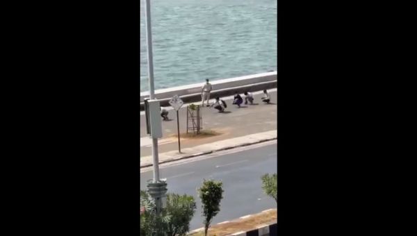 People choosing not to wear a face mask in Marine Drive, Mumbai are forced to do a “Murga” walk as punishment by Mumbai Police. This is the video clip which business tycoon Anand Mahindra posted, describing it as comical. - Sputnik International