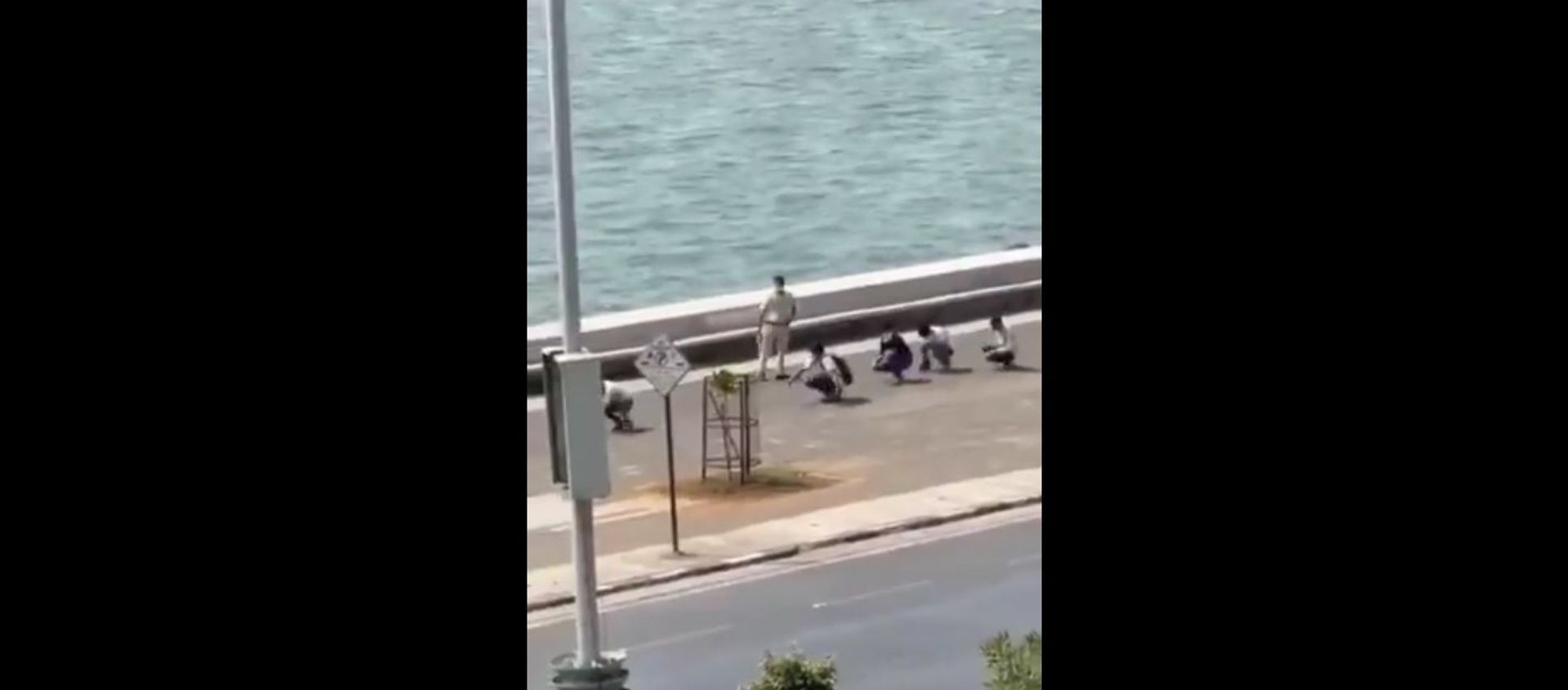 People choosing not to wear a face mask in Marine Drive, Mumbai are forced to do a “Murga” walk as punishment by Mumbai Police. This is the video clip which business tycoon Anand Mahindra posted, describing it as comical. People choosing not to wear a face mask in Marine Drive, Mumbai are forced to do a “Murga” walk as punishment by Mumbai Police. This is the video clip which business tycoon Anand Mahindra posted, describing it as comical. - Sputnik International, 1920, 31.03.2021