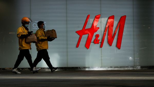  People walk past an H&M store in a shopping area in Beijing, China, March 28, 2021 - Sputnik International