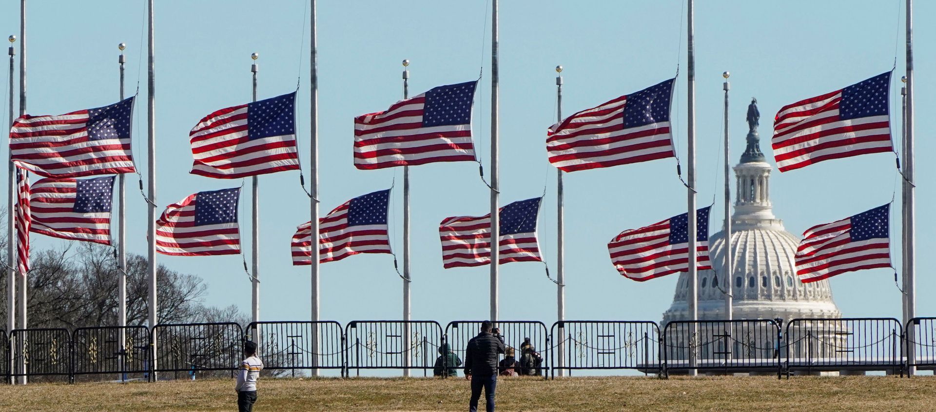 People walk past flags flying at half staff at the Washington Monument in memory of 500,000 deaths due to coronavirus disease (COVID-19) in Washington, U.S., February 24, 2021. People walk past flags flying at half staff at the Washington Monument in memory of 500,000 deaths due to coronavirus disease (COVID-19) in Washington, U.S., February 24, 2021. - Sputnik International, 1920, 31.03.2021