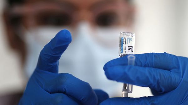 A nurse draws from a vial of Johnson & Johnson coronavirus disease (COVID-19) vaccine, in Los Angeles, California, U.S., March 25, 2021. REUTERS/Lucy Nicholson/File Photo - Sputnik International