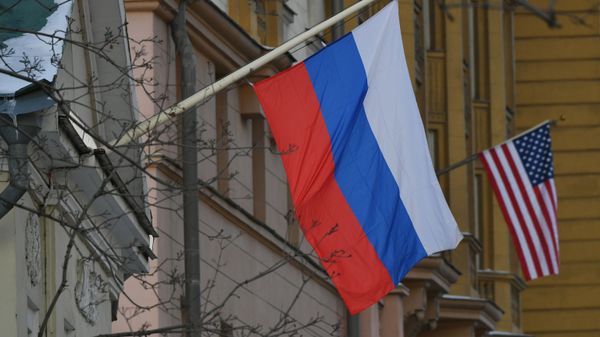 The national flags of Russia and the USA are seen on the building of the US Embassy in Novinsky Boulevard in central Moscow, Russia. - Sputnik International