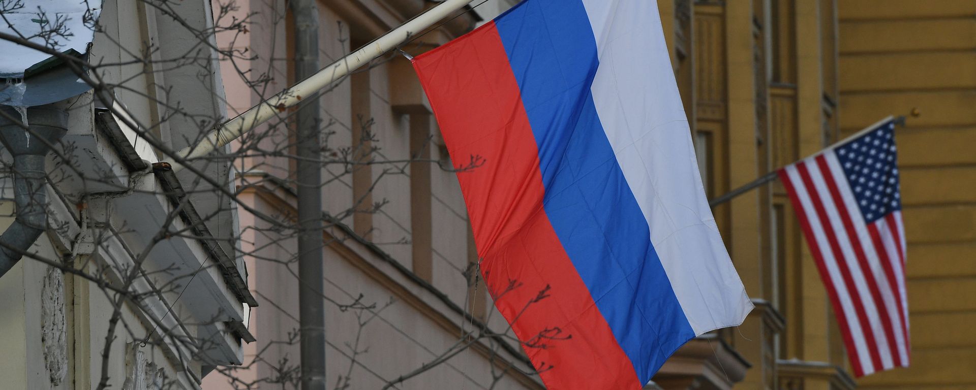 The national flags of Russia and the USA are seen on the building of the US Embassy in Novinsky Boulevard in central Moscow, Russia. - Sputnik International, 1920, 20.12.2025