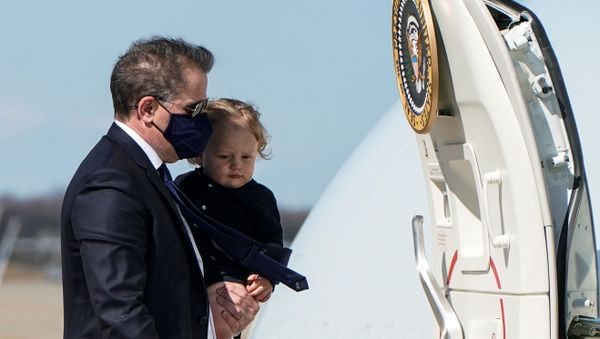 Hunter Biden, son of U.S. President Joe Biden, carries his son Beau to board Air Force One as they depart Washington for travel with President Biden to Wiilmington, Delaware at Joint Base Andrews, Maryland, U.S., March 26, 2021. - Sputnik International