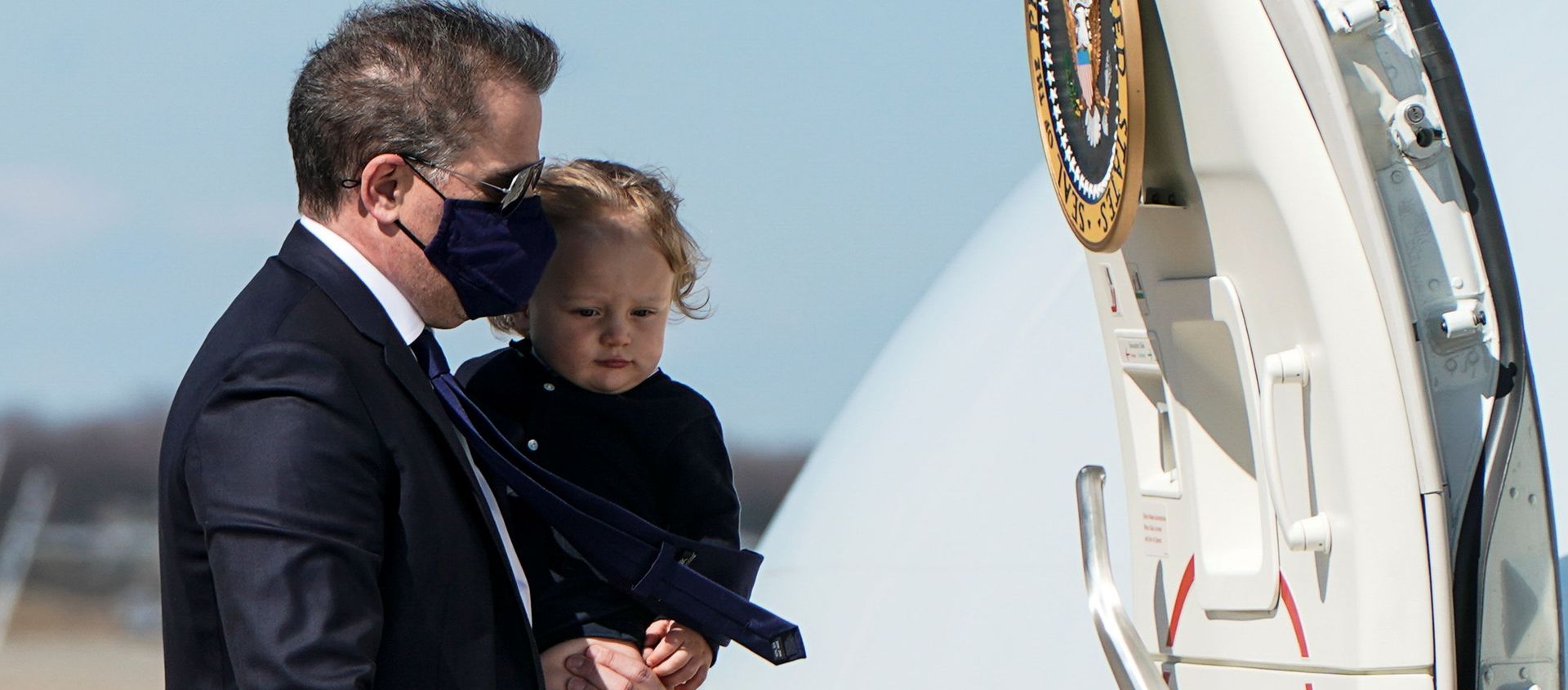 Hunter Biden, son of U.S. President Joe Biden, carries his son Beau to board Air Force One as they depart Washington for travel with President Biden to Wiilmington, Delaware at Joint Base Andrews, Maryland, U.S., March 26, 2021. Hunter Biden, son of U.S. President Joe Biden, carries his son Beau to board Air Force One as they depart Washington for travel with President Biden to Wiilmington, Delaware at Joint Base Andrews, Maryland, U.S., March 26, 2021. - Sputnik International, 1920, 31.03.2021