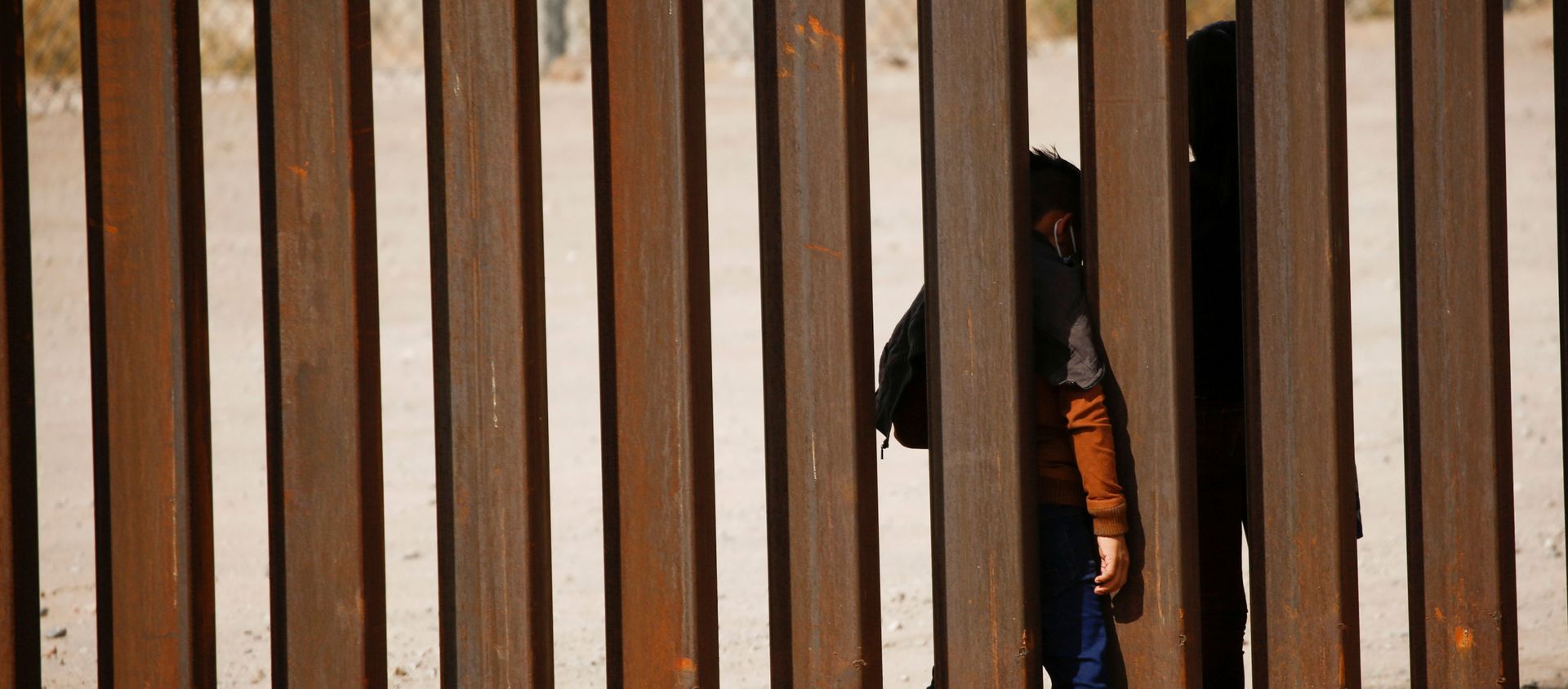 Migrant child is seen through the border wall after crossing the Rio Bravo river to turn himself with his family in to U.S. Border Patrol agents to request for asylum in El Paso, Texas, U.S., as seen from Ciudad Juarez, Mexico March 29, 2021 Migrant child is seen through the border wall after crossing the Rio Bravo river to turn himself with his family in to U.S. Border Patrol agents to request for asylum in El Paso, Texas, U.S., as seen from Ciudad Juarez, Mexico March 29, 2021 - Sputnik International, 1920, 01.04.2021