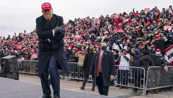 Президент США Дональд Трамп шутит о том, как он замерз, во время ралли в Мичигане, 2020 год  - Sputnik International