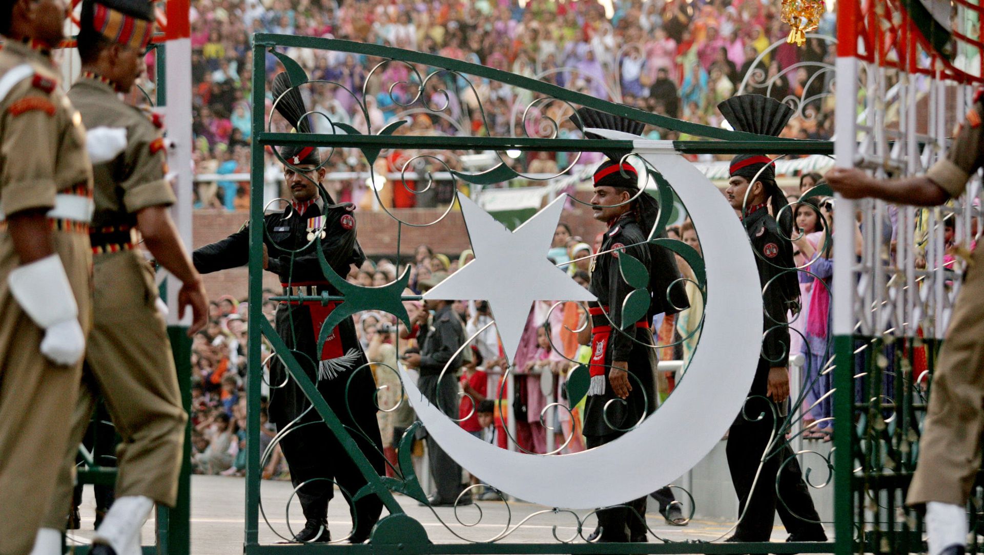 Pakistani Rangers soldiers, center, and Indian Border Security Force soldiers close their respective international gates after the Beating the Retreat or flag off ceremony at the India and Pakistan joint border check post of Wagah, India, Saturday, Aug. 13, 2005 Pakistani Rangers soldiers, center, and Indian Border Security Force soldiers close their respective international gates after the Beating the Retreat or flag off ceremony at the India and Pakistan joint border check post of Wagah, India, Saturday, Aug. 13, 2005 - Sputnik International, 1920, 01.04.2021