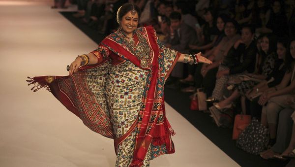 Indian actress Kirron Kher displays a creation by Gaurang at the Lakme Fashion Week in Mumbai, India, Monday, Aug. 26, 2013 - Sputnik International