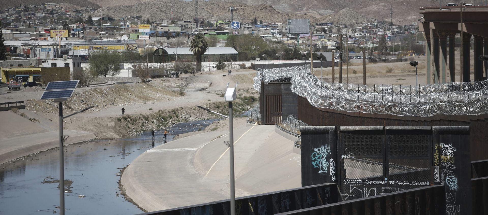 People cross the Rio Grande from Ciudad Juarez, Mexico into El Paso, Texas, Tuesday, March 23, 2021. - Sputnik International, 1920, 01.04.2021