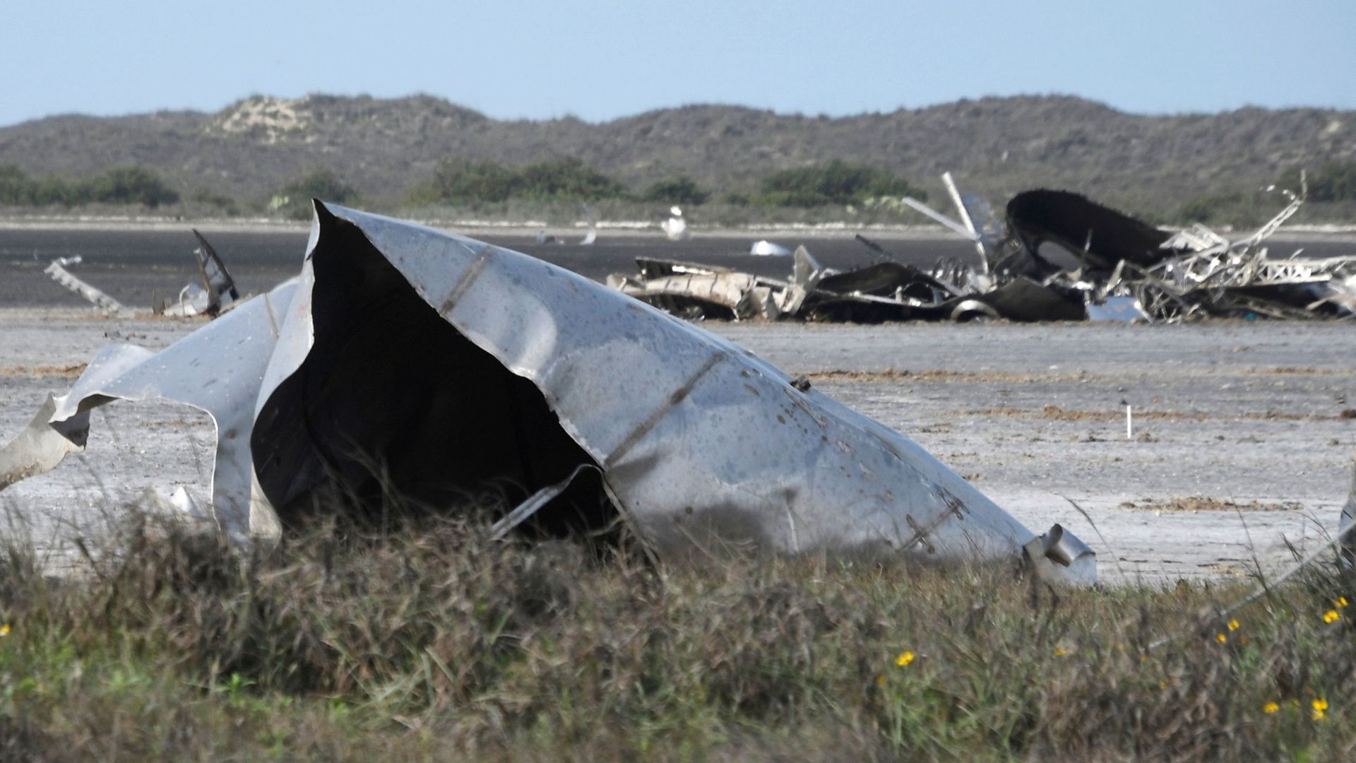 Debris is seen in a National Wildlife Refuge after uncrewed SpaceX Starship prototype rocket SN11 failed to land safely, in Boca Chica, Texas, U.S. March 31,2021. Debris is seen in a National Wildlife Refuge after uncrewed SpaceX Starship prototype rocket SN11 failed to land safely, in Boca Chica, Texas, U.S. March 31,2021. - Sputnik International, 1920, 01.04.2021