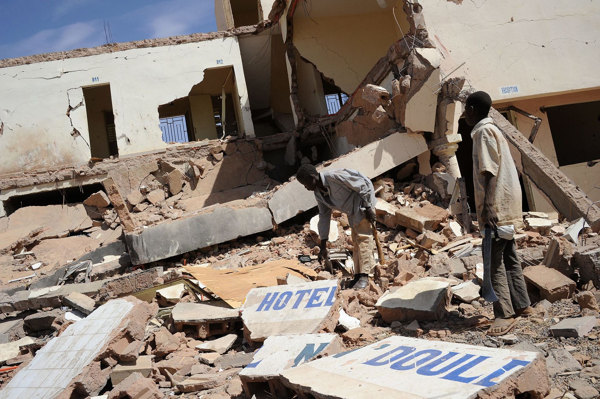 In this file photo children search on February 5, 2013 in the ruins of a hotel destroyed by French air strikes in  Douentza, as he town was retaken by French and Malian troops in January. - Sputnik International, 1920, 20.09.2021