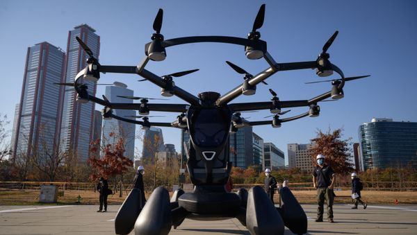 A HEXA all-electric Vertical Takeoff and Landing (eVTOL) single-passenger multicopter ultralight aircraft, produced by US company LIFT Aircraft, is displayed at an event showcasing a 'Drone Traffic Management System' by the Ministry of Land Infrastructure and Transport, at Yeouido island in Seoul on November 11, 2020. - Sputnik International