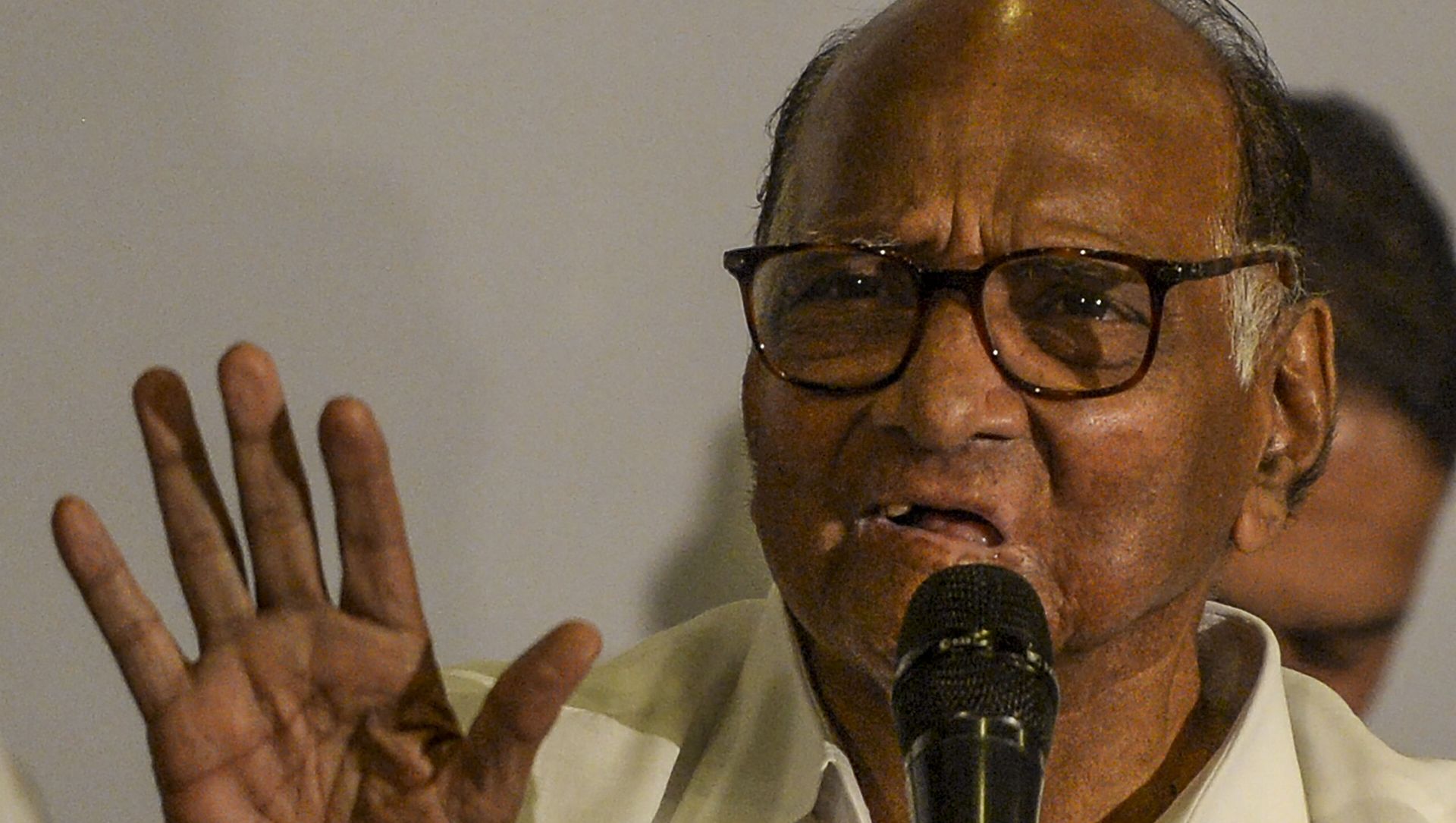 National Congress party president Sharad Pawar gestures as he speaks during a press conference in Mumbai on November 12, 2019. National Congress party president Sharad Pawar gestures as he speaks during a press conference in Mumbai on November 12, 2019. - Sputnik International, 1920, 02.04.2021