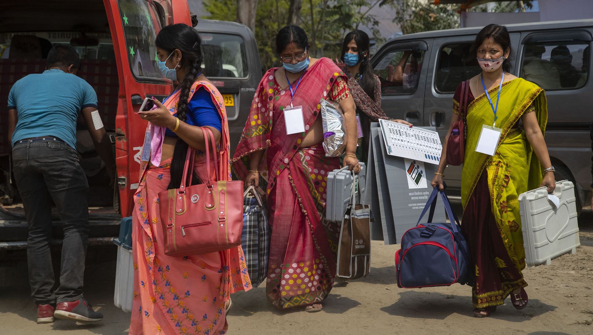 Election officers carry Electronic Voting Machines (EVM) as they leave for their respective polling stations on the eve of the Assam Assembly election in Majuli, India, Friday, March 26, 2021 Election officers carry Electronic Voting Machines (EVM) as they leave for their respective polling stations on the eve of the Assam Assembly election in Majuli, India, Friday, March 26, 2021 - Sputnik International, 1920, 03.04.2021