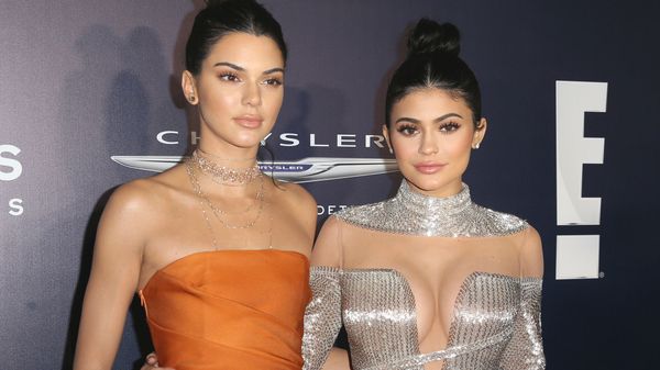  Kendall Jenner, left, and Kylie Jenner arrive at the NBCUniversal Golden Globes afterparty in Beverly Hills - Sputnik International