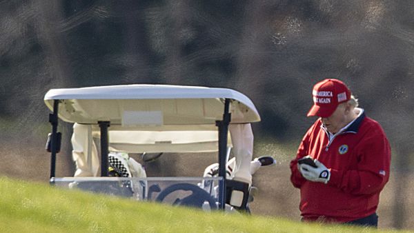  US President Donald Trump makes a phone call as he golfs at Trump National Golf Club on November 26, 2020 in Sterling, Virginia - Sputnik International