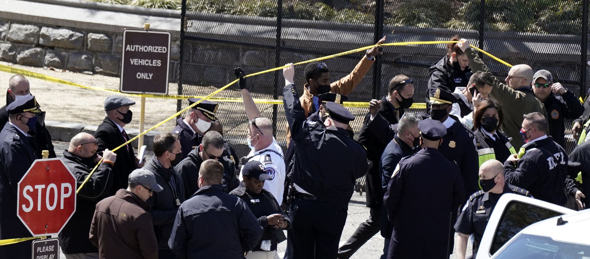 Police officers gather near a car that crashed into a barrier on Capitol Hill in Washington, Friday, April 2, 2021.  - Sputnik International, 1920