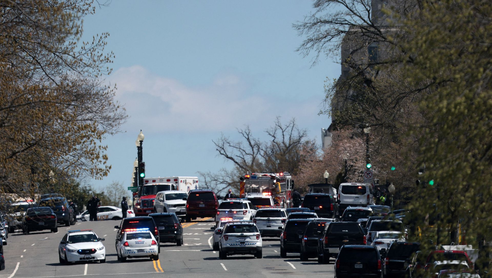 Emergency vehicles on scene after a vehicle charged a barricade at the U.S. Capitol on April 02, 2021 in Washington, DC. The U.S. Capitol was locked down after a person reportedly rammed a vehicle into two Capitol Hill police officers. A suspect was apprehended. Emergency vehicles on scene after a vehicle charged a barricade at the U.S. Capitol on April 02, 2021 in Washington, DC. The U.S. Capitol was locked down after a person reportedly rammed a vehicle into two Capitol Hill police officers. A suspect was apprehended. - Sputnik International, 1920, 20.04.2021
