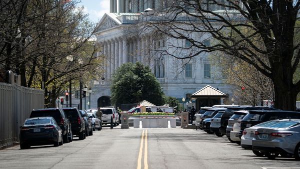 U.S. Capitol Police investigate following a security threat at the U.S. Capitol in Washington, U.S., April 2, 2021. REUTERS/Al Drago - Sputnik International