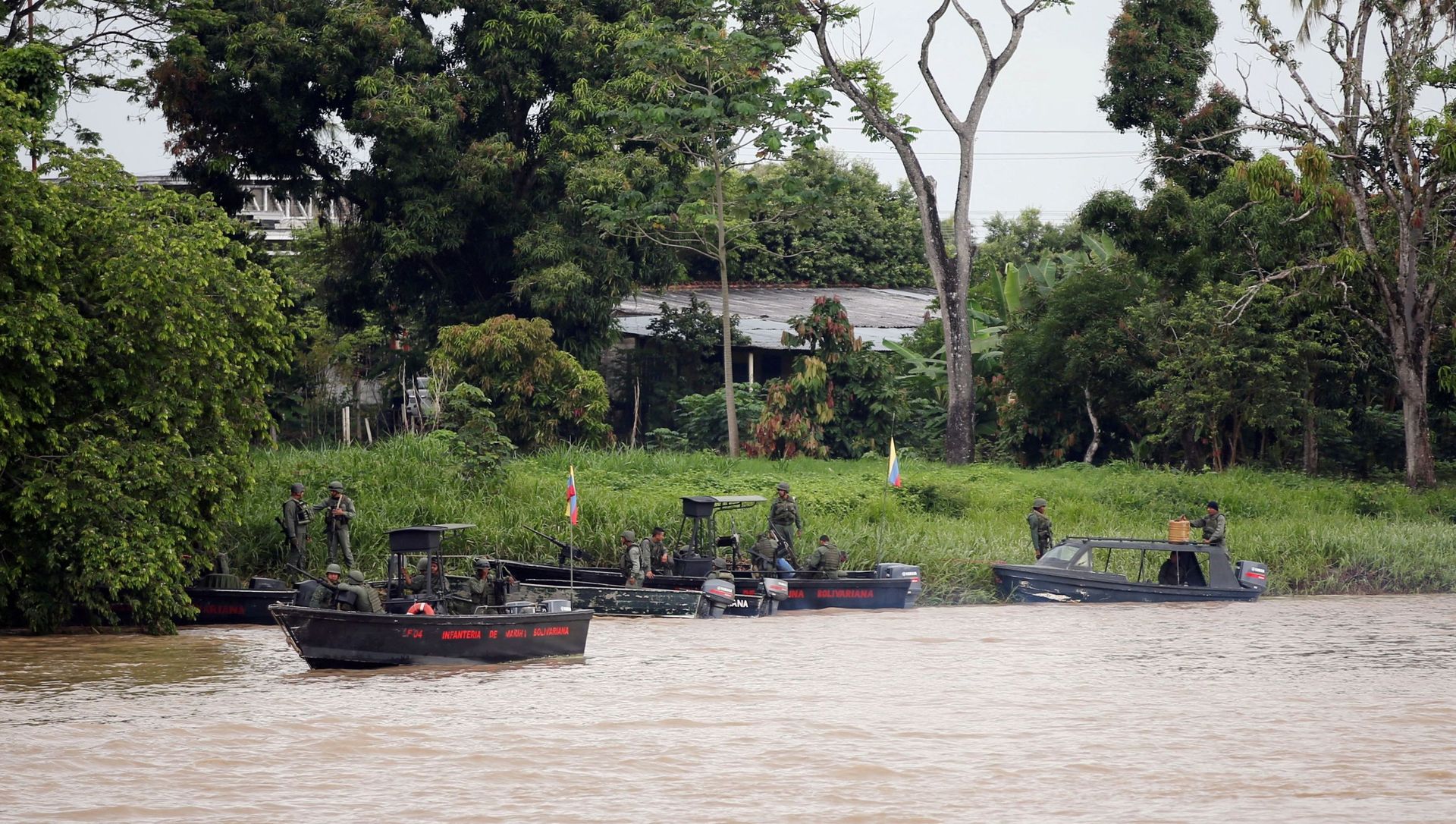 Venezuelan soldiers patrol by boat on the Arauca River, the border between Colombia and Venezuela, as seen from Arauquita, Colombia, March 28, 2021. Venezuelan soldiers patrol by boat on the Arauca River, the border between Colombia and Venezuela, as seen from Arauquita, Colombia, March 28, 2021. - Sputnik International, 1920, 02.04.2021
