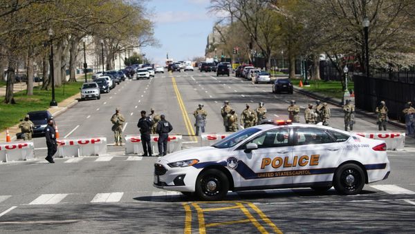 National Guard members and law enforcement officers guard streets surrounding the U.S. Capitol and congressional office buildings following a security threat at the U.S. Capitol in Washington, U.S., April 2, 2021. - Sputnik International