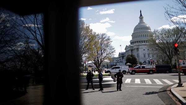 Law enforcement officers guard streets surrounding the U.S. Capitol and congressional office buildings after a blue car ramming a police barricade outside the U.S. Capitol building in an incident that reportedly resulted in the death of one Capitol police officer, the injury of another officer and the death of the driver as a result of police gunfire on Capitol Hill in Washington, U.S. April 2, 2021. - Sputnik International