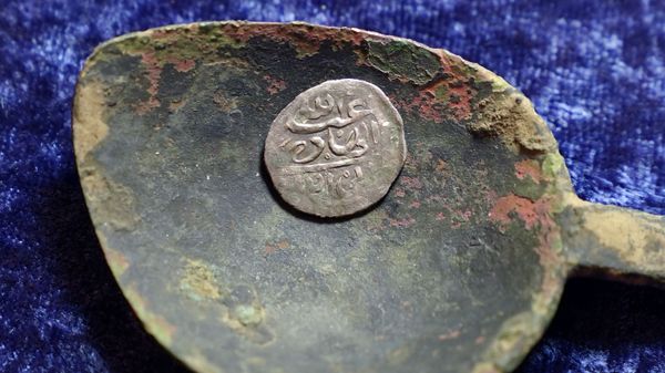 A 17th century Arabian silver coin that research shows was struck in 1693 in Yemen, rests in a 17th century brass spoon on a table, in Warwick, R.I., Thursday, March 11, 2021. - Sputnik International